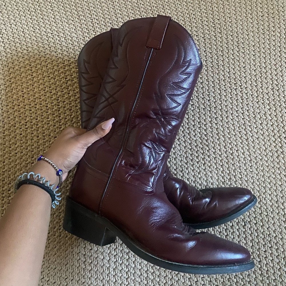 MENS Western Leather Cowboy Boot in Burgundy. Size 8 1/2